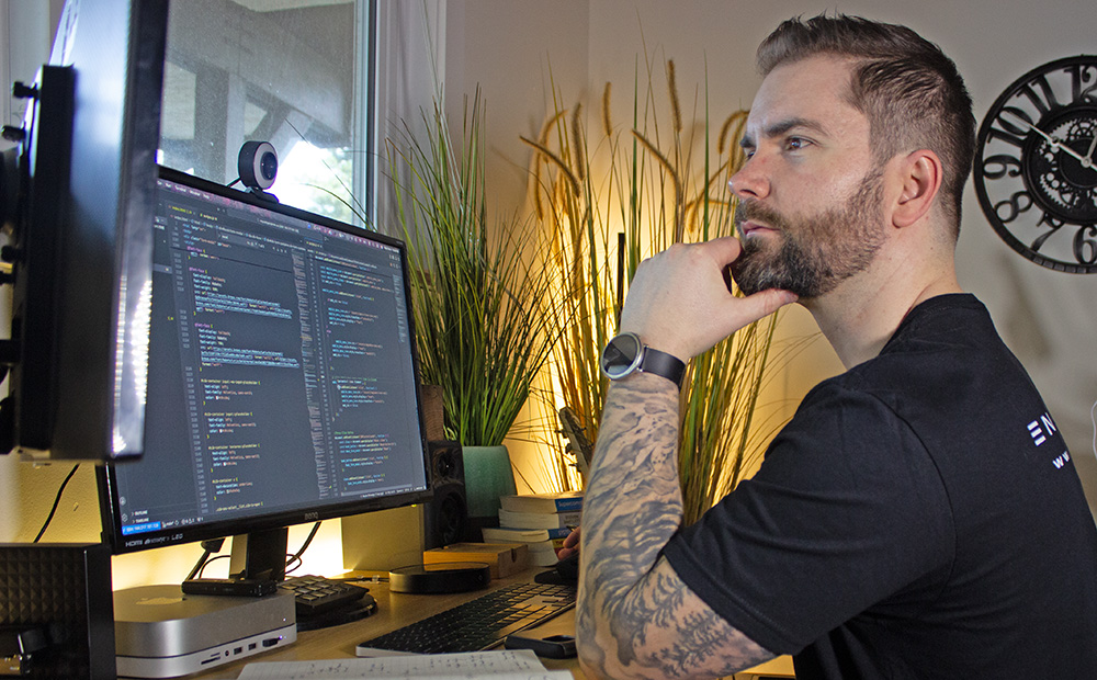 Declan working with a trades business client